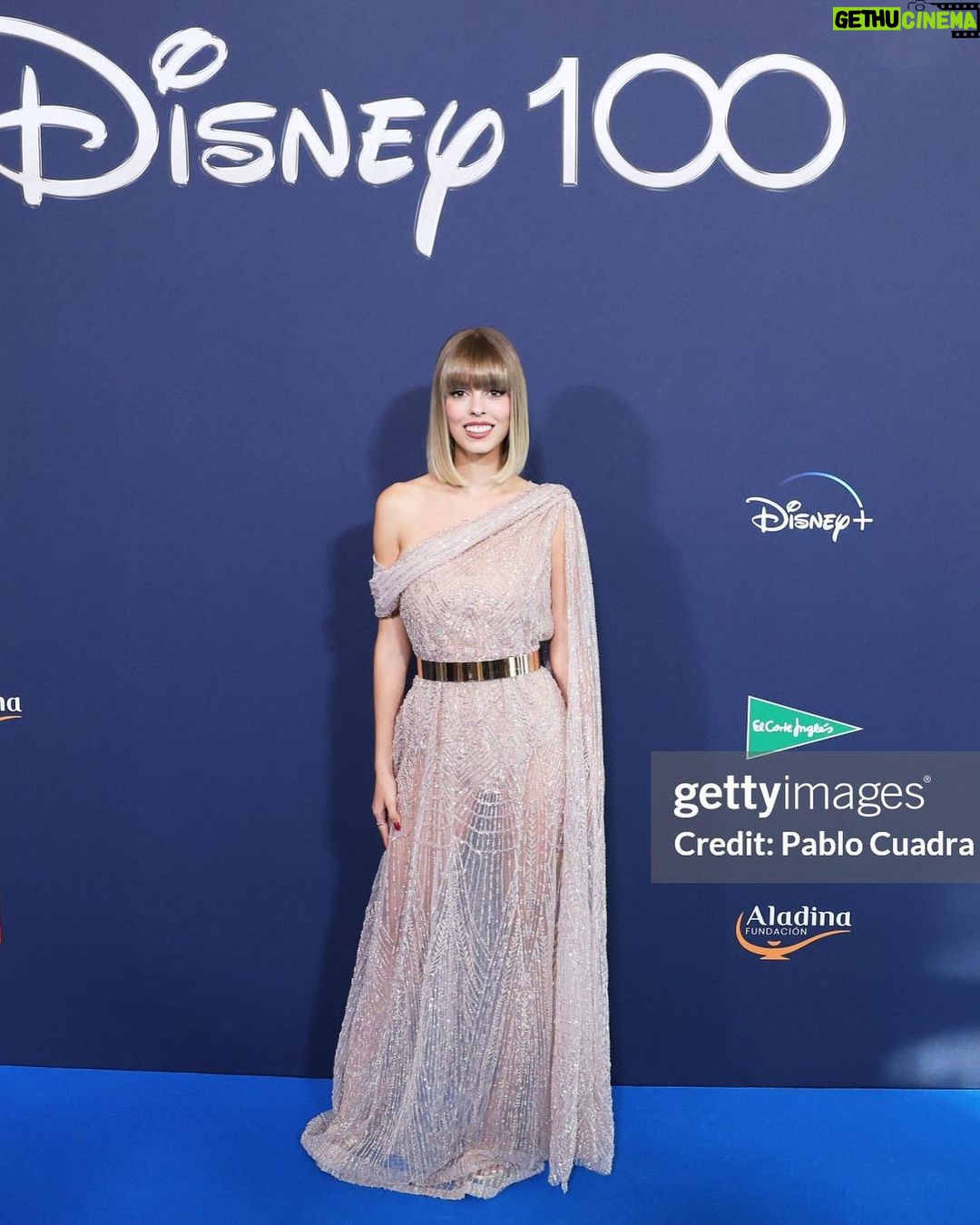 Nerea Rodríguez Instagram - La noche del 100 Aniversario de @disneyspain fue un sueño ✨ Gracias a @disneyspain y a todo su equipo junto con @lvidalmusic por contar conmigo. A @diazar_atelier por vestirme con este vestidazo y hacerme sentir como una princesa. A @manupilasmusica por ser el mejor compañero y amigo que se puede tener. Gracias a la vida por volvernos a juntar y gracias a ti por tu talento y tu amistad. A todxs mis compis de noche. Ha sido un placer conoceros/reencontrarnos y poder disfrutaros tan de cerca. Cuanto talento ❤️ A mi familia por acompañarme y animarme siempre. Mañana os subo el video de Suéltalo❄️ @inesdomecqshoes @manumoreno75