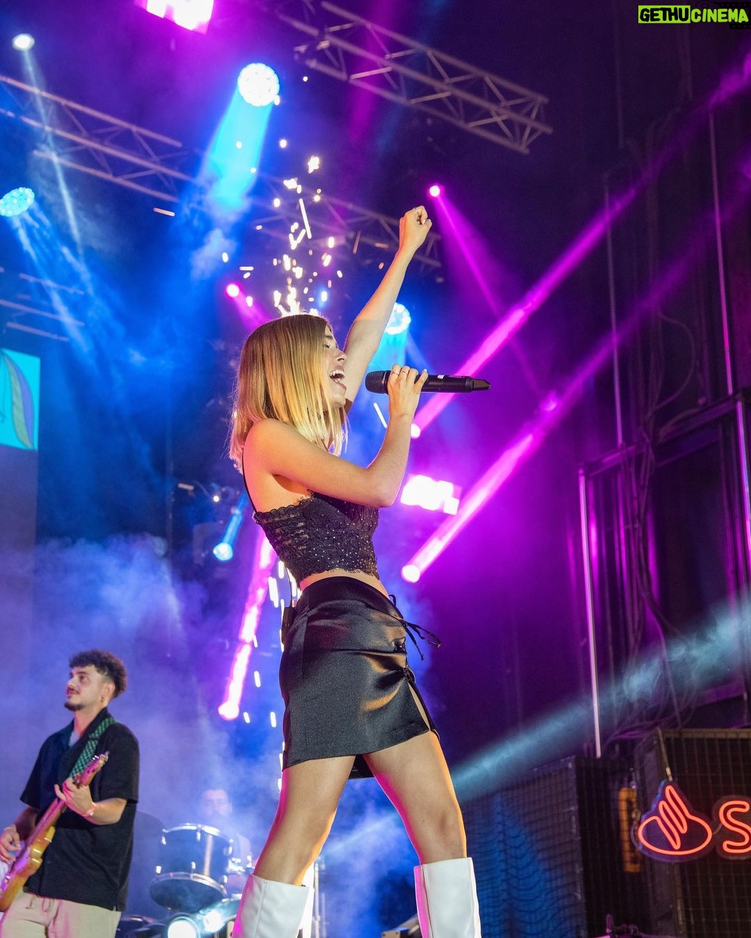 Nerea Rodríguez Instagram - Noche mágica en Almuñecar con @los40spain 🩷 Gracias al publicazo que estuvo dándolo todo durante el concierto! Os llevo en mi ☀️ (solo los que estuvisteis allí me entenderéis 🤭) Equipo de #los40summerlive sois familia, os quiero 💜 @oliveros40 @curroserranoonate @oscarmartinezdj y todos! P.D: El pack ahora somos 3 @polo_nandez @soynoan 🫶🏻 Fotos de Paulino Martinez Moré