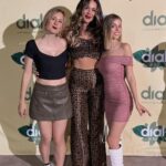 Nerea Rodríguez Instagram – Hoy es mi último día en la gira #dialalsol 🥹💚

No sabéis lo increíble que ha sido  vivir esta experiencia junto a estas personas (y las que faltan). 

Gracias a @codigo69 y a @cadena_dial por conseguir que viviera esta gira. A @curroserranoonate por  cuidarme como una más del equipo y cambiarme el nombre todos los días, a @oliveros40 por apoyarme en cada actuación y por los abrazos antes de salir. A @crisdalmau por ser como una hermana y por esas presentaciones increíbles. A el resto del equipo, sois tantos que es imposible nombraros, a todos, GRACIAS, me habéis hecho sentir en familia.

A mis compis artistas y a sus managers y acompañantes, sois lo más. En especial a @polo_nandez por ser mi pack e invitarme a cantar contigo. Gracias por confiar en mí. A @farga.oficial y @paulablas3 por ser mis descubrimientos. A @g_face_oficial y @gotchisoyyo por tantos trayectos juntos. A @hilarioedv por ser compañero de aventuras.

Y a vosotrxs, el público que nos habéis venido a ver: GRACIAS, OS QUIERO. Nos queda esta noche en Alicante, a por ello!! 💚
