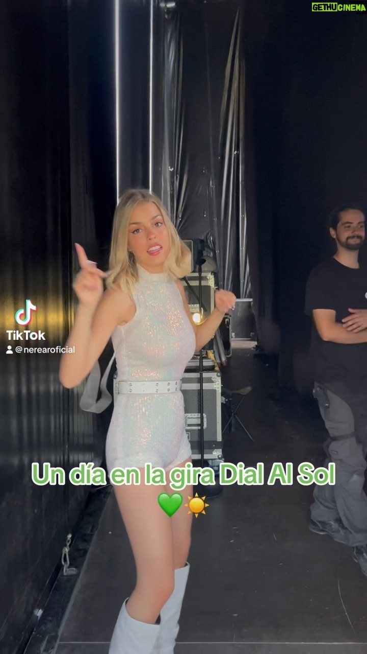 Nerea Rodríguez Instagram - Un miniresumen de lo que es un día en la gira #dialalsol 💚☀️ que tan feliz me está haciendo 🥹 Compis de gira, os amo 💚 Gracias por esta familia @cadena_dial @crisdalmau @oliveros40 @curroserranoonate Musiquita de @hilarioedv al principio del video y video grabado por @gotchisoyyo