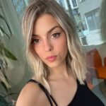 Nerea Rodríguez Instagram – Resumen de mis últimos días:
1. Primera foto de rubia después de salir de @soniacases_hairstylist
2. Look para el concierto de Sevilla, qué bien lo pasamos 🥹 @megastarfm
3. Graduación del máster de @actoresmadrid ❤️
4. Comprobando si me había quedado algún bollo en el pelo (no soy muy buena peinándome)
5. Look del concierto de Málaga, os quiero, me hacéis feliz
6. Feliz volviendo a casa en tren porque viajo con Ron 🦊