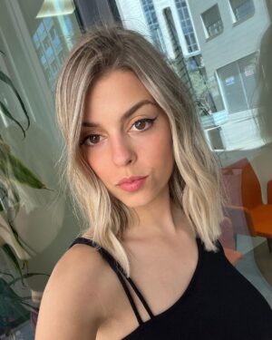 Nerea Rodríguez Instagram - Resumen de mis últimos días:

1. Primera foto de rubia después de salir de @soniacases_hairstylist 

2. Look para el concierto de Sevilla, qué bien lo pasamos 🥹 @megastarfm 

3. Graduación del máster de @actoresmadrid ❤️

4. Comprobando si me había quedado algún bollo en el pelo (no soy muy buena peinándome)

5. Look del concierto de Málaga, os quiero, me hacéis feliz

6. Feliz volviendo a casa en tren porque viajo con Ron 🦊