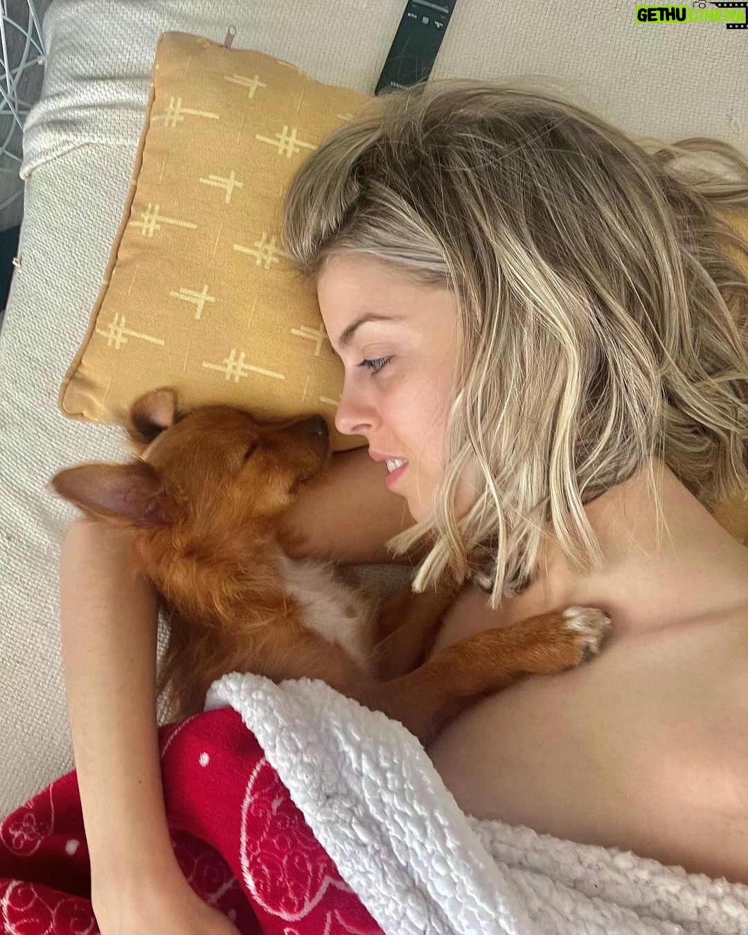 Nerea Rodríguez Instagram - Así es como le hablo a Ron, me tiene así 😍🦊