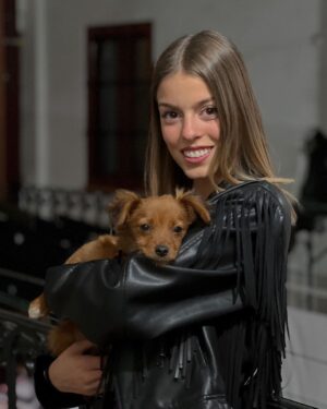 Nerea Rodríguez Instagram - Ya hace dos semanas que tengo conmigo a mi pequeño Ron 🦊y estoy así 🤩

Ya he ido subiendo cositas pero esta es su presentación oficial. Bienvenido a la familia 🤍