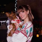 Nerea Rodríguez Instagram – Feliz Navidad a todxs y gracias por acompañarme durante todo este año. Sois un regalo. ❤️🎄

En estos tiempos que vivimos llenos de guerras, pobreza, injusticias, agresiones, discriminación y tantas más, pienso que es un buen momento para darnos cuenta de todas estas realidades y sentirnos agradecidxs por la que vivimos. 

Ojalá todas las personas pudieran pasar una Feliz Navidad, pero como no puede ser, como mínimo, lxs que podemos pasarla al lado de nuestros seres queridos, sintámonos agradecidxs. Y no pidamos más para nosotrxs, si no para lxs que no tienen la misma fortuna.
