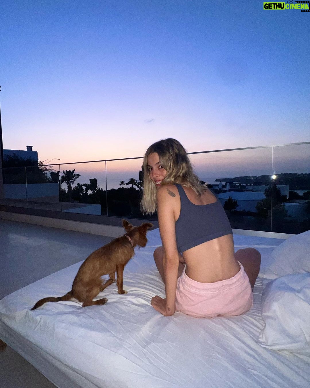 Nerea Rodríguez Instagram - Más atardeceres así Roncito 🦊 Ibiza, Spain