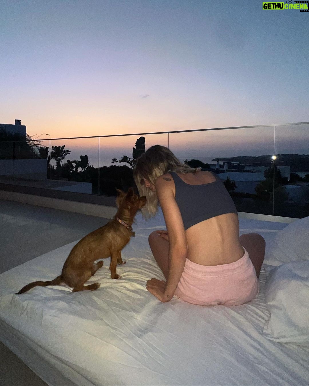 Nerea Rodríguez Instagram - Más atardeceres así Roncito 🦊 Ibiza, Spain