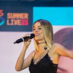 Nerea Rodríguez Instagram – Noche mágica en Almuñecar con @los40spain 🩷
Gracias al publicazo que estuvo dándolo todo durante el concierto! Os llevo en mi ☀️ (solo los que estuvisteis allí me entenderéis 🤭)
Equipo de #los40summerlive sois familia, os quiero 💜
@oliveros40 @curroserranoonate @oscarmartinezdj y todos!
P.D: El pack ahora somos 3 @polo_nandez @soynoan 🫶🏻
Fotos de Paulino Martinez Moré
