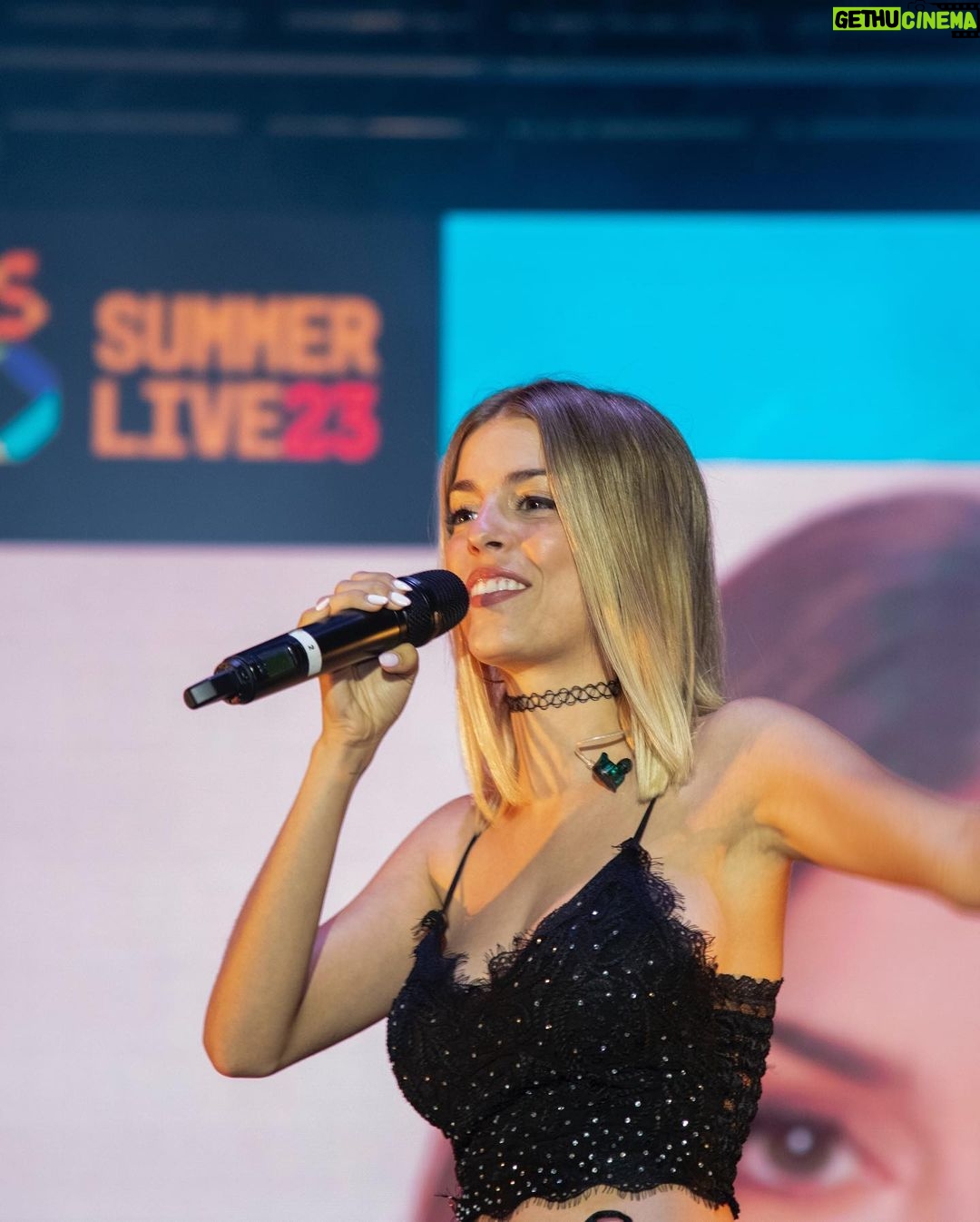 Nerea Rodríguez Instagram - Noche mágica en Almuñecar con @los40spain 🩷 Gracias al publicazo que estuvo dándolo todo durante el concierto! Os llevo en mi ☀️ (solo los que estuvisteis allí me entenderéis 🤭) Equipo de #los40summerlive sois familia, os quiero 💜 @oliveros40 @curroserranoonate @oscarmartinezdj y todos! P.D: El pack ahora somos 3 @polo_nandez @soynoan 🫶🏻 Fotos de Paulino Martinez Moré