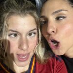 Nerea Rodríguez Instagram - Hoy es mi último día en la gira #dialalsol 🥹💚 No sabéis lo increíble que ha sido vivir esta experiencia junto a estas personas (y las que faltan). Gracias a @codigo69 y a @cadena_dial por conseguir que viviera esta gira. A @curroserranoonate por cuidarme como una más del equipo y cambiarme el nombre todos los días, a @oliveros40 por apoyarme en cada actuación y por los abrazos antes de salir. A @crisdalmau por ser como una hermana y por esas presentaciones increíbles. A el resto del equipo, sois tantos que es imposible nombraros, a todos, GRACIAS, me habéis hecho sentir en familia. A mis compis artistas y a sus managers y acompañantes, sois lo más. En especial a @polo_nandez por ser mi pack e invitarme a cantar contigo. Gracias por confiar en mí. A @farga.oficial y @paulablas3 por ser mis descubrimientos. A @g_face_oficial y @gotchisoyyo por tantos trayectos juntos. A @hilarioedv por ser compañero de aventuras. Y a vosotrxs, el público que nos habéis venido a ver: GRACIAS, OS QUIERO. Nos queda esta noche en Alicante, a por ello!! 💚