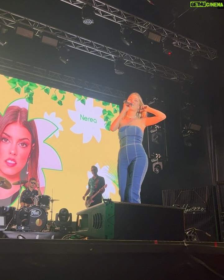 Nerea Rodríguez Instagram - Ayer me estrené en la gira #DialAlSol ☀️💚 Lasarte-Oria, San Sebastián, me habéis llenado el cora 🩷 Y hoy cantamos el Lardero, Logroño! Os esperamos a partir de las 21h! Gracias @cadena_dial @crisdalmau @oliveros40 @curroserranoonate y a todo el equipazo que hace esto posible 💚