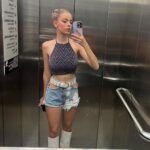Nerea Rodríguez Instagram – Resumen de mis últimos días:
1. Primera foto de rubia después de salir de @soniacases_hairstylist
2. Look para el concierto de Sevilla, qué bien lo pasamos 🥹 @megastarfm
3. Graduación del máster de @actoresmadrid ❤️
4. Comprobando si me había quedado algún bollo en el pelo (no soy muy buena peinándome)
5. Look del concierto de Málaga, os quiero, me hacéis feliz
6. Feliz volviendo a casa en tren porque viajo con Ron 🦊