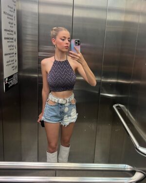 Nerea Rodríguez Instagram - Resumen de mis últimos días:

1. Primera foto de rubia después de salir de @soniacases_hairstylist 

2. Look para el concierto de Sevilla, qué bien lo pasamos 🥹 @megastarfm 

3. Graduación del máster de @actoresmadrid ❤️

4. Comprobando si me había quedado algún bollo en el pelo (no soy muy buena peinándome)

5. Look del concierto de Málaga, os quiero, me hacéis feliz

6. Feliz volviendo a casa en tren porque viajo con Ron 🦊