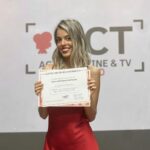 Nerea Rodríguez Instagram – Resumen de mis últimos días:

1. Primera foto de rubia después de salir de @soniacases_hairstylist 

2. Look para el concierto de Sevilla, qué bien lo pasamos 🥹 @megastarfm 

3. Graduación del máster de @actoresmadrid ❤️

4. Comprobando si me había quedado algún bollo en el pelo (no soy muy buena peinándome)

5. Look del concierto de Málaga, os quiero, me hacéis feliz

6. Feliz volviendo a casa en tren porque viajo con Ron 🦊