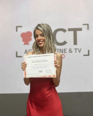 Nerea Rodríguez Instagram - Resumen de mis últimos días:

1. Primera foto de rubia después de salir de @soniacases_hairstylist 

2. Look para el concierto de Sevilla, qué bien lo pasamos 🥹 @megastarfm 

3. Graduación del máster de @actoresmadrid ❤️

4. Comprobando si me había quedado algún bollo en el pelo (no soy muy buena peinándome)

5. Look del concierto de Málaga, os quiero, me hacéis feliz

6. Feliz volviendo a casa en tren porque viajo con Ron 🦊
