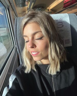Nerea Rodríguez Instagram - Resumen de mis últimos días:

1. Primera foto de rubia después de salir de @soniacases_hairstylist 

2. Look para el concierto de Sevilla, qué bien lo pasamos 🥹 @megastarfm 

3. Graduación del máster de @actoresmadrid ❤️

4. Comprobando si me había quedado algún bollo en el pelo (no soy muy buena peinándome)

5. Look del concierto de Málaga, os quiero, me hacéis feliz

6. Feliz volviendo a casa en tren porque viajo con Ron 🦊