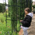 Nerea Rodríguez Instagram – He pasado un fin de semana maravillo en el que me he dado cuenta más que nunca de que la felicidad reside en las pequeñas cosas. Sin maquillar, con la ropa más cómoda que tengo, mojada por la lluvia pero siempre con una sonrisa en la boca por lo bonito que ha sido compartir este viaje a Granada con mi hermana. Aunque nuestros padres nacieron en Cataluña, nuestra familia es de Granada y ha sido como conocer nuestros orígenes. La Alhambra ya es casa para nosotras. Y a toda la gente de Granada, sois increíbles: vuestra amabilidad y como nos habéis cuidado… GRACIAS 🫶🏻