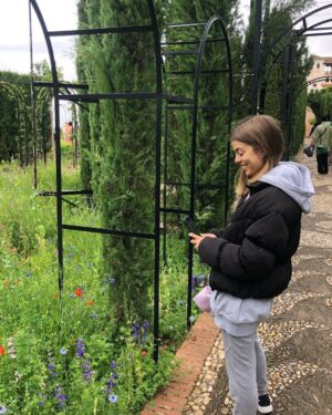 Nerea Rodríguez Instagram - He pasado un fin de semana maravillo en el que me he dado cuenta más que nunca de que la felicidad reside en las pequeñas cosas. Sin maquillar, con la ropa más cómoda que tengo, mojada por la lluvia pero siempre con una sonrisa en la boca por lo bonito que ha sido compartir este viaje a Granada con mi hermana. Aunque nuestros padres nacieron en Cataluña, nuestra familia es de Granada y ha sido como conocer nuestros orígenes. La Alhambra ya es casa para nosotras. Y a toda la gente de Granada, sois increíbles: vuestra amabilidad y como nos habéis cuidado… GRACIAS 🫶🏻