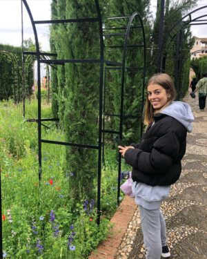 Nerea Rodríguez Instagram - He pasado un fin de semana maravillo en el que me he dado cuenta más que nunca de que la felicidad reside en las pequeñas cosas. Sin maquillar, con la ropa más cómoda que tengo, mojada por la lluvia pero siempre con una sonrisa en la boca por lo bonito que ha sido compartir este viaje a Granada con mi hermana. Aunque nuestros padres nacieron en Cataluña, nuestra familia es de Granada y ha sido como conocer nuestros orígenes. La Alhambra ya es casa para nosotras. Y a toda la gente de Granada, sois increíbles: vuestra amabilidad y como nos habéis cuidado… GRACIAS 🫶🏻