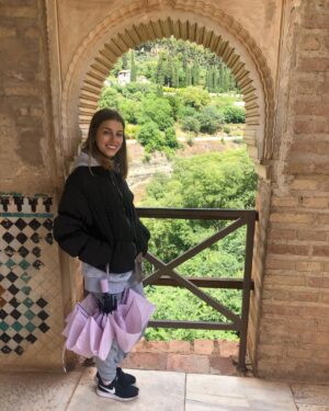 Nerea Rodríguez Instagram - He pasado un fin de semana maravillo en el que me he dado cuenta más que nunca de que la felicidad reside en las pequeñas cosas. Sin maquillar, con la ropa más cómoda que tengo, mojada por la lluvia pero siempre con una sonrisa en la boca por lo bonito que ha sido compartir este viaje a Granada con mi hermana. Aunque nuestros padres nacieron en Cataluña, nuestra familia es de Granada y ha sido como conocer nuestros orígenes. La Alhambra ya es casa para nosotras. Y a toda la gente de Granada, sois increíbles: vuestra amabilidad y como nos habéis cuidado… GRACIAS 🫶🏻