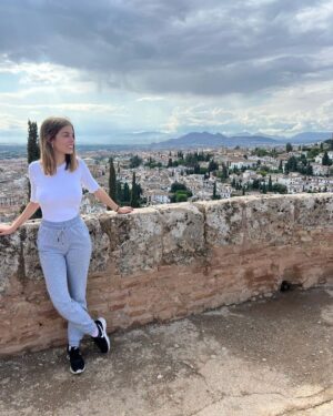 Nerea Rodríguez Instagram - He pasado un fin de semana maravillo en el que me he dado cuenta más que nunca de que la felicidad reside en las pequeñas cosas. Sin maquillar, con la ropa más cómoda que tengo, mojada por la lluvia pero siempre con una sonrisa en la boca por lo bonito que ha sido compartir este viaje a Granada con mi hermana. Aunque nuestros padres nacieron en Cataluña, nuestra familia es de Granada y ha sido como conocer nuestros orígenes. La Alhambra ya es casa para nosotras. Y a toda la gente de Granada, sois increíbles: vuestra amabilidad y como nos habéis cuidado… GRACIAS 🫶🏻