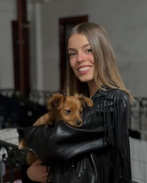 Nerea Rodríguez Instagram - Ya hace dos semanas que tengo conmigo a mi pequeño Ron 🦊y estoy así 🤩

Ya he ido subiendo cositas pero esta es su presentación oficial. Bienvenido a la familia 🤍