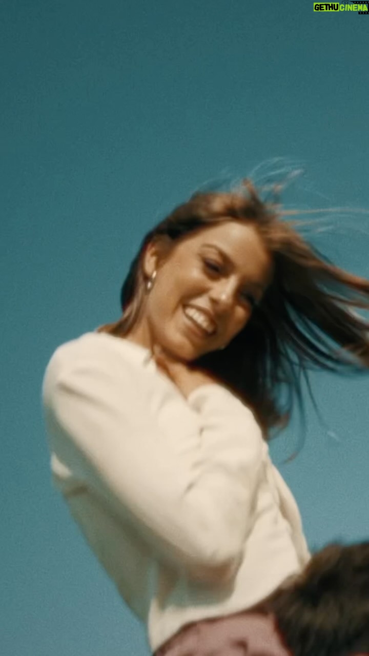 Nerea Rodríguez Instagram - El videoclip de TODO MAL ya está disponible en Youtube! 🌈 Espero que os gusteeee! Os dejo por aquí un trocito y corred a verlo!! 🫶🏻 Gracias a todo el equipazo que lo ha hecho posible. Sois el dream team! 🖤d @frangranadafilm @pausellesmakeupartist x @maybelline_es @ruben.arellanodp @davidlaguia @victorquesada @vieralartists @fernandoboix @chechu.x @dittomusicespanol @sonymusicpubspain