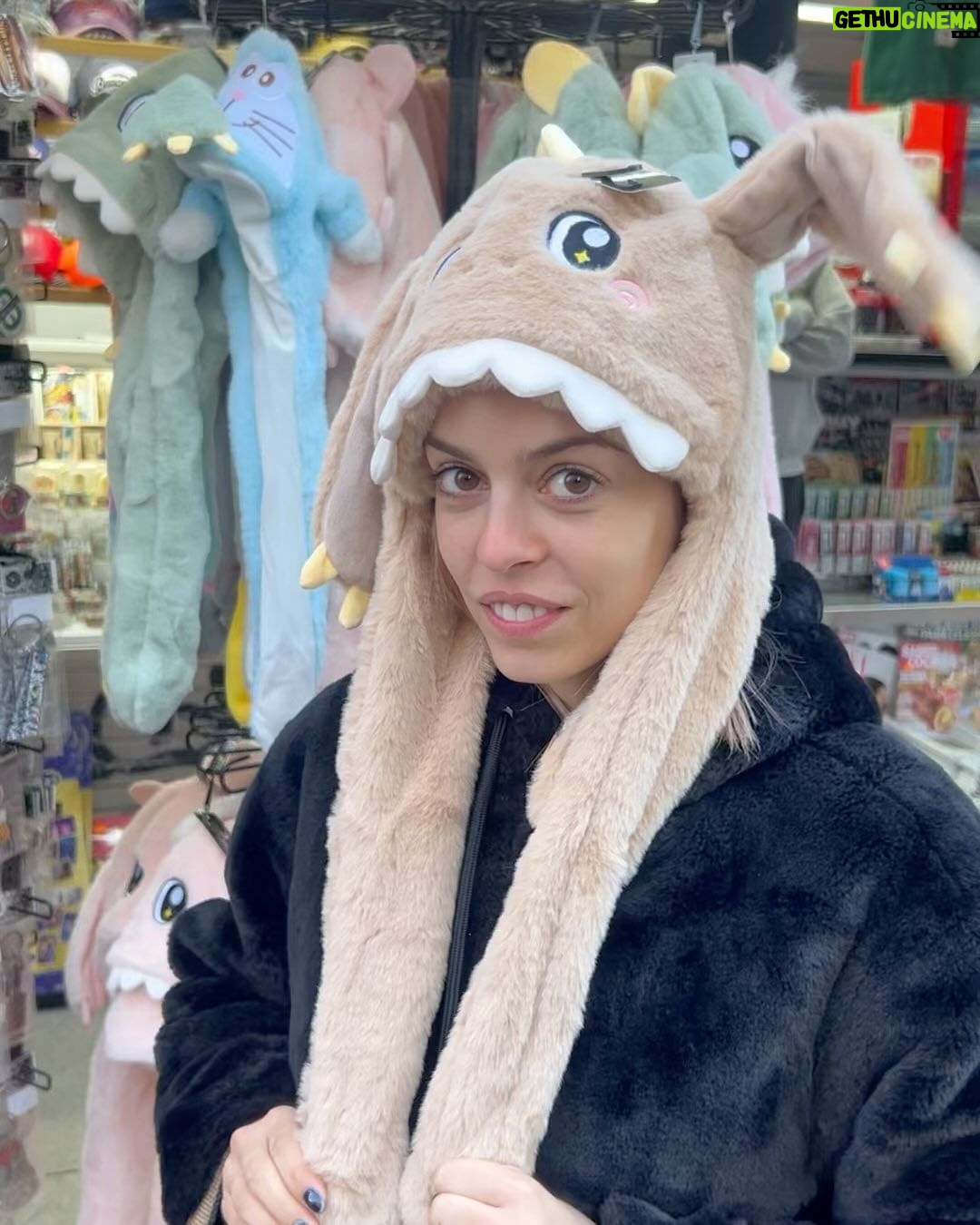 Nerea Rodríguez Instagram - Recap de estos días 🫶🏻 1. Foto con una luz muy bonita 2. Sopa de galets de mi madre (podría alimentarme todos los días de esto) 3. Grabando un selftape 4. Mi pijama de Gryffindor 5. Ron 🦊 y su lengüita 6. Nerea niña pequeña en acción