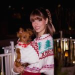 Nerea Rodríguez Instagram - Feliz Navidad a todxs y gracias por acompañarme durante todo este año. Sois un regalo. ❤️🎄 En estos tiempos que vivimos llenos de guerras, pobreza, injusticias, agresiones, discriminación y tantas más, pienso que es un buen momento para darnos cuenta de todas estas realidades y sentirnos agradecidxs por la que vivimos. Ojalá todas las personas pudieran pasar una Feliz Navidad, pero como no puede ser, como mínimo, lxs que podemos pasarla al lado de nuestros seres queridos, sintámonos agradecidxs. Y no pidamos más para nosotrxs, si no para lxs que no tienen la misma fortuna.
