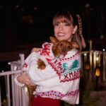 Nerea Rodríguez Instagram – Feliz Navidad a todxs y gracias por acompañarme durante todo este año. Sois un regalo. ❤️🎄

En estos tiempos que vivimos llenos de guerras, pobreza, injusticias, agresiones, discriminación y tantas más, pienso que es un buen momento para darnos cuenta de todas estas realidades y sentirnos agradecidxs por la que vivimos. 

Ojalá todas las personas pudieran pasar una Feliz Navidad, pero como no puede ser, como mínimo, lxs que podemos pasarla al lado de nuestros seres queridos, sintámonos agradecidxs. Y no pidamos más para nosotrxs, si no para lxs que no tienen la misma fortuna.
