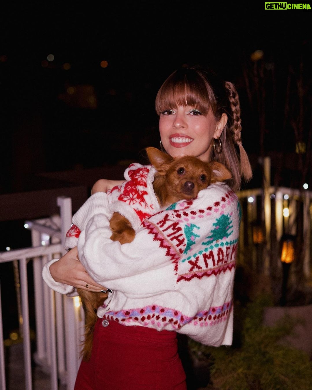 Nerea Rodríguez Instagram - Feliz Navidad a todxs y gracias por acompañarme durante todo este año. Sois un regalo. ❤️🎄 En estos tiempos que vivimos llenos de guerras, pobreza, injusticias, agresiones, discriminación y tantas más, pienso que es un buen momento para darnos cuenta de todas estas realidades y sentirnos agradecidxs por la que vivimos. Ojalá todas las personas pudieran pasar una Feliz Navidad, pero como no puede ser, como mínimo, lxs que podemos pasarla al lado de nuestros seres queridos, sintámonos agradecidxs. Y no pidamos más para nosotrxs, si no para lxs que no tienen la misma fortuna.