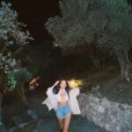 Neslihan Atagül Instagram - Ay’a bak! #moonlight