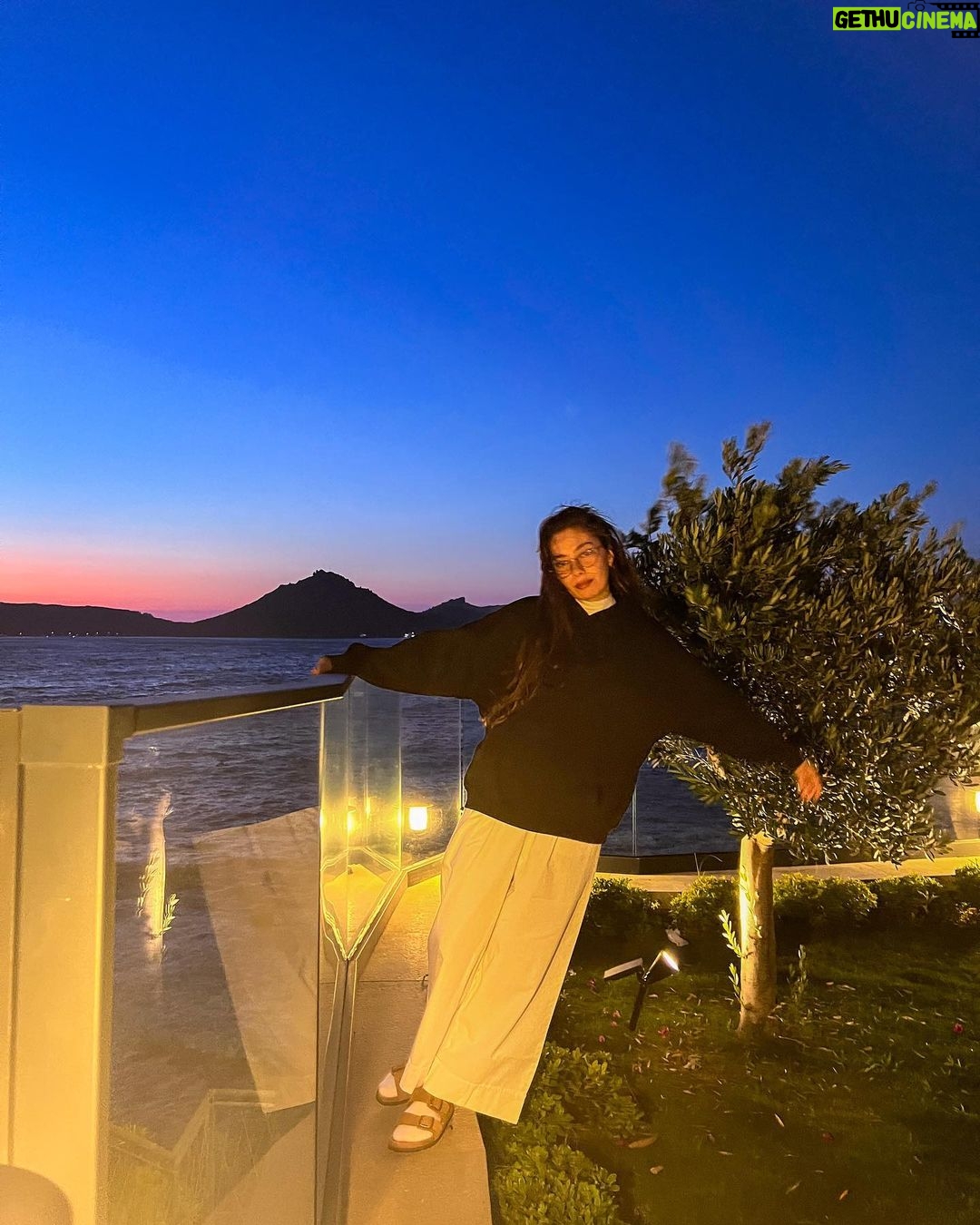 Neslihan Atagül Instagram - el rey del viento 🌬️