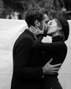 Neslihan Atagül Instagram - Yayılacaksa ‘aşk’ yayılsın! 🖤 #herok’ #aşkyayılsın