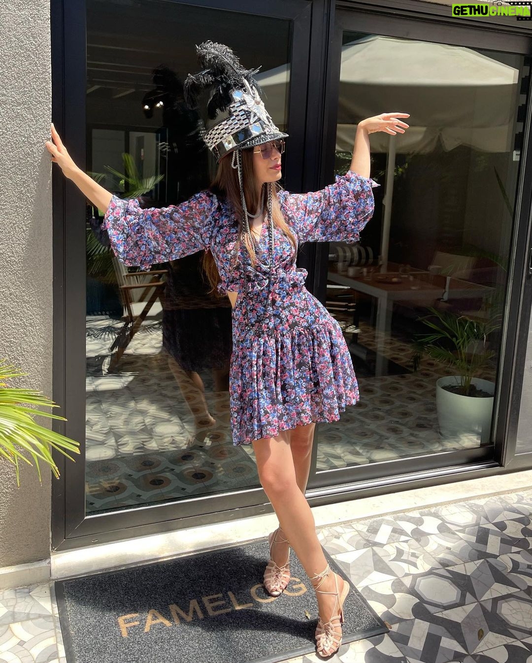Neslihan Atagül Instagram - Cheerful colors 🦚