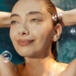 Neslihan Atagül Instagram - Sadece saçlarını değil, hayatını da değiştirecek bir şampuan. #AaahhBelinda 7 Nisan’da sadece Netflix’te.