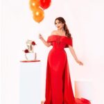 Nesreen Tafesh Instagram - متل الليلة في قمر .. ضوا عكل الدني 🥰✨♥️ حبيت عيد فكرة آخر صورة عملتها من عشر سنين كمان بعيد ميلادي 🎂 Dress by : @nourfathallah Cake by : @nora.kitchen.page Make up : @makeup_ahmedshawky Hair style : @maherderke Photographer : @samehelsebaay