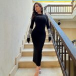 Nesreen Tafesh Instagram – ألجميلات هُنَّ الجميلاتُ
[نَقْشُ الكمنجات في الخاصرةْ]
أَلجميلات هُنَّ الضعيفاتُ
[عرشٌ طفيفٌ بلا ذاكرةْ]
ألجميلات هُنَّ القويّاتُ
[يأسٌ يضيء ولا يحترقْ]
ألجميلات هُنَّ الأميرات
[رَبَّاتُ وحيِ قَلِقْ]
ألجميلاتُ هُنَّ القريباتُ
[جاراتُ قوس قُزَحْ]
ألجميلات هُنَّ البعيداتُ
[مثل أغاني الفرحْ]
ألجميلات هُنَّ الفقيراتُ
[كالورد في ساحة المعركةْ ]
ألجميلاتُ هُنَّ الوحيداتُ
[مثل الوصيفات في حضرة الملكةْ]
ألجميلات هُنَّ الطويلاتُ
[خالات نخل السماءْ]
ألجميلات هُنَّ القصيراتُ
[يُشرَبْنَ في كأس ماءْ]
ألجميلات هُنَّ الكبيراتُ
[مانجو مُقَشَّرَةٌ ونبيذٌ مُعَتَّقْ]
ألجميلات هُنَّ الصغيراتُ
[وَعْدُ غدٍ وبراعمُ زنبقْ]
ألجميلاتُ، كلّْ الجميلاتُ، أنتِ
إذا ما اجْتَمَعْنَ ليخْتَرْنَ لي أَنبلَ القاتلات !
#محمود_درويش 🕊️