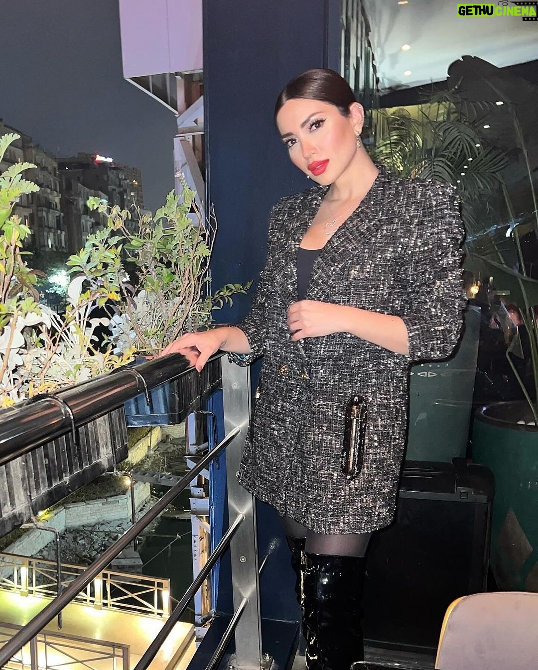 Nesreen Tafesh Instagram - انت لا تحتاج أن تثق بالآخرين ، يكفيك ان تثق بنفسك و ألا تخذل نفسك و أن تكون عند حسن ظن نفسك 👌🏻✨ 🖤