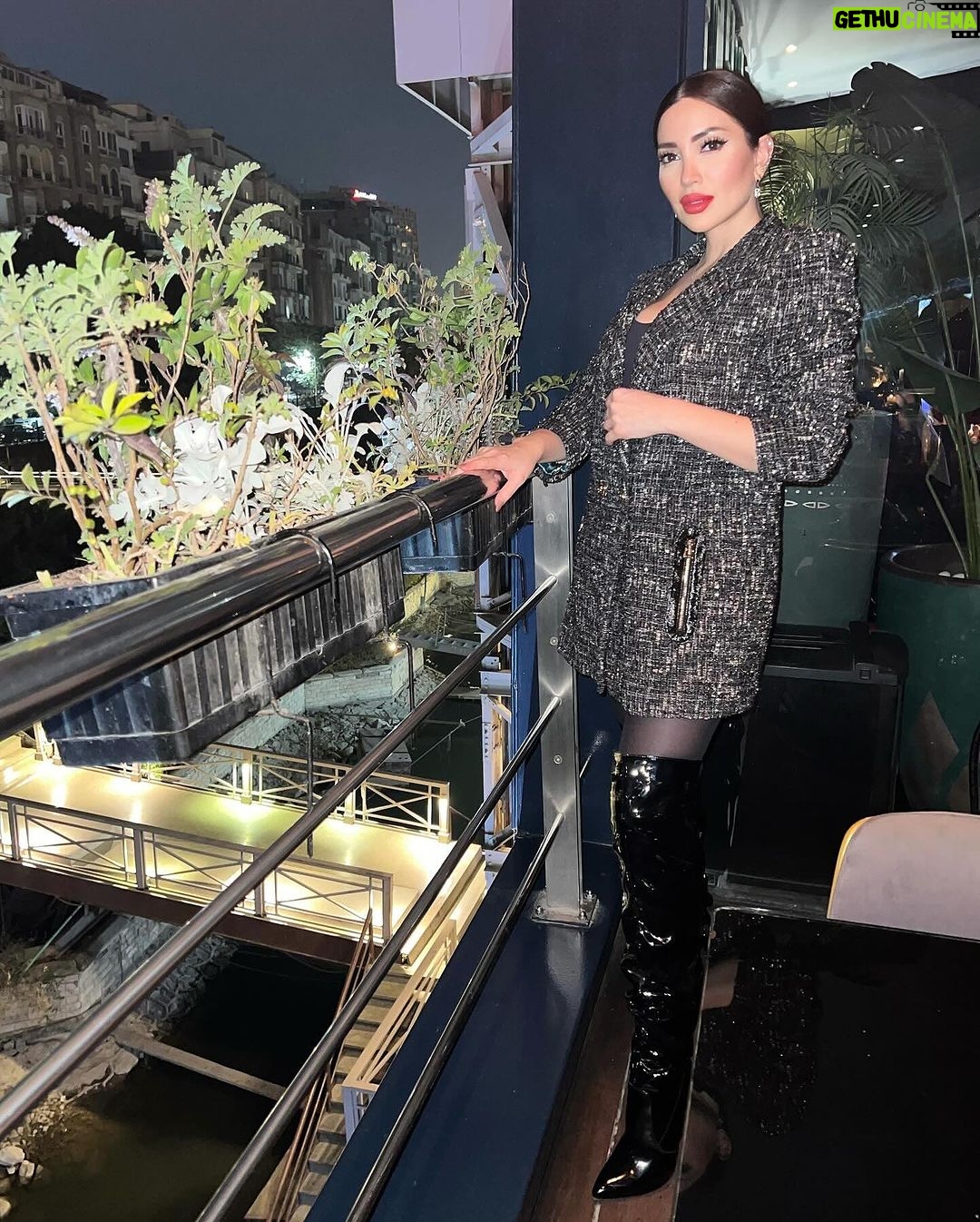 Nesreen Tafesh Instagram - انت لا تحتاج أن تثق بالآخرين ، يكفيك ان تثق بنفسك و ألا تخذل نفسك و أن تكون عند حسن ظن نفسك 👌🏻✨ 🖤