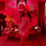 Nesreen Tafesh Instagram - على أمل انو السنة الجديدة تحمل معاها السلام و المحبة و الطمأنينة لكل قلب محتاج الأمان و الفرح بالعالم 🕊️ يا رب تكون سنة بيضا🤍 و سنة نصر و انفراج لفلسطين و السودان و كل مكان موجوع بالعالم 🕊️🤍 و يبقى الأمل ما بقيت الروح فينا 🕊️🤍 Make up by : @makeup_ahmedshawky Hair style : @maherderke