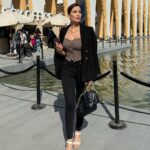Nesreen Tafesh Instagram – فرحا بشيء ما خفيٍّ، كان يحملني
على آلاته الوتريِّة الإنشاد. 
يَصْقلني ويصقلنى كماس أَميرة شرقية
ما لم يغَنَّ الآن
فى هذا الصباح
فلن يغَنٌي
#محمود_درويش 🕊️
🕊️يومكم سلام و خير و حرية ✌🏻
