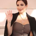 Nesreen Tafesh Instagram – فرحا بشيء ما خفيٍّ، كان يحملني
على آلاته الوتريِّة الإنشاد. 
يَصْقلني ويصقلنى كماس أَميرة شرقية
ما لم يغَنَّ الآن
فى هذا الصباح
فلن يغَنٌي
#محمود_درويش 🕊️
🕊️يومكم سلام و خير و حرية ✌🏻