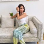 Nesreen Tafesh Instagram - الحماس يساعدك لتبدأ .. و الإنضباط يساعدك لتستمر 🍀 بعد ما اكتشفت من كم سنة قديش النا سنين مضحوك علينا بالمواد المصنعة و المأوكولات و المشروبات الضارة و حتى الهوا صار ملوث ، مهم جدا نعرف اهمية الديتوكس المستمر (تنظيف الجسم من السموم ) و المعادن الثقيلة الطبيعة هي اعظم مستشفى و أعظم طبيب بشوية فواكي و خضرة و أعشاب بسيطة بتقدر تعمل معجزات صحية الادوية فقط بتخفف و بتغطي العرض بس الطبيعة وحدها الي بتشافي اي مرض و بتعالج السبب من الجذر ، من لما بدأت بالعصير الاخضر و ادخال طعام حي (خضار و فاكهة غير معرضين للحرارة ) لوجباتي صحتي صارت احسن بكتير من قبل و لسا كل يوم عم بتعلم شغلة جديدة و عم طور من معرفتي لحافظ على صحتي و سلامي الداخلي المرتبطين ببعض ارتباط وثيق ، الخلطات مانها معقدة اي شي من الطبيعة خير ، لما نرجع للطبيعة منرجع لذاتنا الطيبة و منتصل بروحنا أكتر ، و تعلمت انو اهتمامي بنفسي هو الي بيعطيني الطاقة لأهتم بالناس الي بحبون مهما كانت التحديات فهي موجودة لحتى تقوينا و نصير اكتر عزيمة ، يومكم صحة و لطف 🍀🕊️