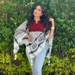 Nesreen Tafesh Instagram - أنا لا أنساكي فلسطين.. و يشد يشد بي البعد .. أنا في أفيائك نسرين .. أنا زهر الشوك أنا الورد 🌹 تصميم التطريز الفلسطيني اليدوي مع الكوفية الفلسطينية انعملت بايدي سيدات من مدينة الناصرة شكرا حبيبتي إيمان بسيوني عالهديه الغالية @emanbasiony 🇵🇸♥️✌🏻 Hair style : @maherderke