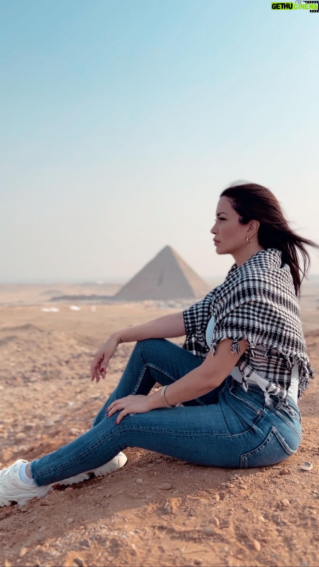Nesreen Tafesh Instagram - "هناك مواقف يظن فيها البعض أنهم أمام "باب" ( شخص ما هو بوابة لشيء آخر، إلى بعد آخر ) وأنت لا تدرك أنك أنت نفسك "باب" في التفاعل مع ذلك الشخص. " قد يهاجمك الظلام لأنك مدخل لأبعاد أخرى. " من الممكن أن يريد الظلام أن يسقطك لأنه يخشى ما وراء الباب الذي تمثله، لأنه لا يريدك أن تساعد الآخرين على دخول الفضاء أو البعد وراء الباب. البعض منكم يقرأ هذه السطور لأنه "باب" ويحتاج إلى معرفة سبب تعرضه لهجوم قوي من الظلام ... ولهذا السبب كانت طفولتك مؤلمة للغاية ؛ لهذا السبب كانت حياتك صعبة للغاية - الظلام يحاول منعك، لأنك "باب"، يمكنك توفير الوصول إلى أبعاد أخرى. لهذا السبب ينجذب الناس إليك - لأنك باب، لأنهم عندما يتفاعلون معك، يشعرون وكأنك تفتح أو توقظ شيئًا ما بداخلهم، فأنت تمنحهم الفرصة لتجربة أشياء لم يختبروها من قبل. كنت تتحدث معهم عن أشياء لم يفكروا بها من قبل، وتساعدهم على توسيع منظورهم، وتعمل بشكل مختلف عما يفعلونه. إن تفاعلك مع إنسان آخر يجلب قيمة مضافة لحياته، فأنت تقوده إلى شيء جديد، وتظهر له طريقة أخرى في التفكير و العمل." TD Jakes MARiYAD CHANNEL 🌓