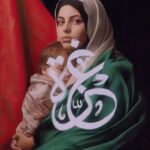 Nesreen Tafesh Instagram – ترويدة شمالي 🇵🇸

فرقة الفنون الشعبية هذه الكلمات والتي تبدو كتعويذة، تتغزل بهواء الديرة الشمالي ليلاً، مع مد وتكرار لبعض الحروف”، وتنقل الترويدة (أغنية من التراث الفلسطيني) أسرار الحب، وأسرار الحرب والثورات للمقاومين ، وأوصلت النساء قديماً عبرها رسائل و معلومات للأسرى بأن هناك هجوماً على السجن ليلًا عبر التراويد المشفرة

التراويد كنز تراثي فلسطيني و المولالاة من جواهره النادرة وندرتها بسبب صعوبة حفظها لكنها نجت من النكبة و النكسة وكل الوان الار.ها.ب الاس.رائي.لي لتقول ان النساء حارسات الوطن بأصواتهن جيلاً بعد جيل ✌🏻

🇵🇸 #palestinewillbefree #palestine

وأنا ليليلبعث معليلريح الشمالي لالي يا رويللووو (وأنا الليلة لبعث مع الريح الشمالي)
ياصليلار ويدورليللي على لحبيليلابا يا رويللووو (يوصل ويدور على الحباب يابا)
يا هللوا روح سلللملي على للهم يا رويللووووو (يا هوا روح سلملي عليهم)
وطالالالت الغربة الليلة واشتقنا ليلي للهم يا رويللوووو (وطالت الغربة واشتقنا لهم)
يا طيرلرش روح للي للحباب واصلللهم يا رويللوووو (يا طير روح للأحباب ووصل لهم)