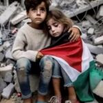 Nesreen Tafesh Instagram - ليت الأطفال لا يموتون ليتهم يرفعون الى السماء مؤقتا ريثما تنتهي الحرب ثم يعودون الى بيوتهم آمنين ! وحين يسألهم الاهل محتارين اين كنتم ؟ يقولون فرحين ”كنا نلعب مع النجوم “* #غسان_كنفاني ✌🏻 حلم طفلة من غزة : حلمي انو نضل عايشين ، و كل الناس يضلو بخير 🥹 كن صوت من لا صوت له 🇵🇸✌🏻🕊️ #savegaza 🕊️🇵🇸✌🏻 #freepalestine