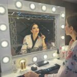 Nesreen Tafesh Instagram - الحياة مليئة بالحجارة فلا تتعثر بها بل اجمعها، وابنِ بها سلماً تصعد به نحو النجاح 🌹 كوليس فلم السستم 🎥 behind the scenes ✨ Make up by : @makeup_ahmedshawky ✨