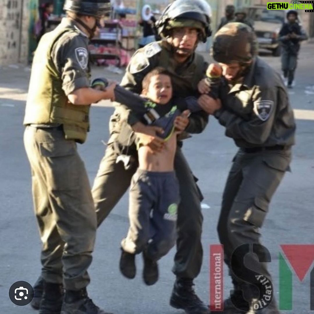 Nesreen Tafesh Instagram - في مستنقع هذه الأرض .. حثالة الأرض .. يأسرون أطفال فلسطين .. يسرقون طفولتهم و شبابهم .. يشربون دمائهم .. يخبؤون اعضائهم و جلودهم .. أي زمن عبثي سافل ذلك الذي نعيش فيه 💔 مبروك عودة أسرانا لحضن أهلهم .. و الحرية للبقية .. و الصبر لقلوبنا 💔 #freepalestine 🇵🇸✌🏻 In the swamp of this earth .. the scum of earth the ( Zionist).. they capture the children of Palestine.. steal their childhood and youth.. drink their blood.. steal their organs and skin.. What an absurd, despicable time that we live in 💔 Congratulations on the return of our captives (hostages) to the embrace of their families.. and may freedom for the remaining ones follow soon.. may patience fill our hearts 💔